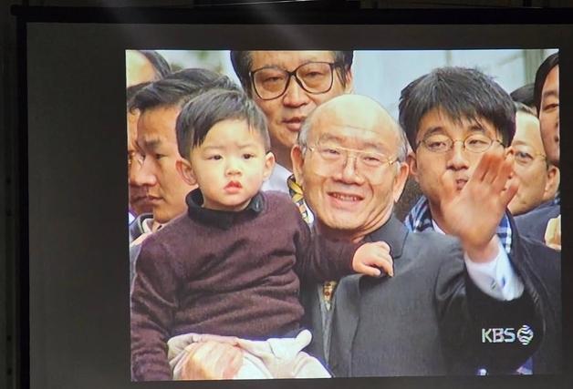 "태어나지 말 걸"…전두환 품에 안긴 손자 전우원 사진 공개 