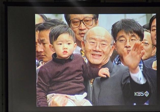 전두환 품에 안긴 손자 전우원…"태어나지 말 걸"