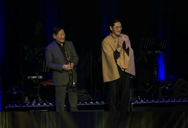 바비킴, 크리스마스 단독 콘서트 성황…아버지와 함께 무대도