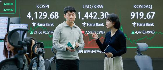 반도체株 강세에 코스피도 '산타랠리'…삼성전자, 사상 최고가[시황종합]