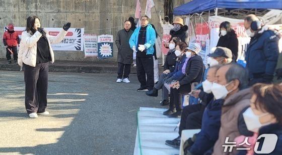 청주 재활용선별센터 공사 집행정지 기각에 주민들 '항고장 제출'
