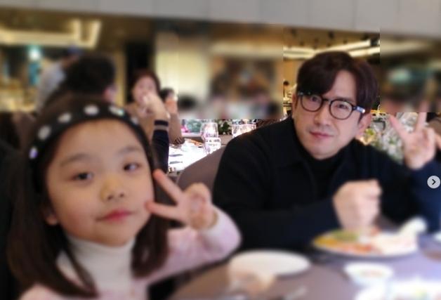 "해피 크리스마스"…'딸 바보'된 이민우, 6세 의붓딸 미소에 '행복' [N샷]