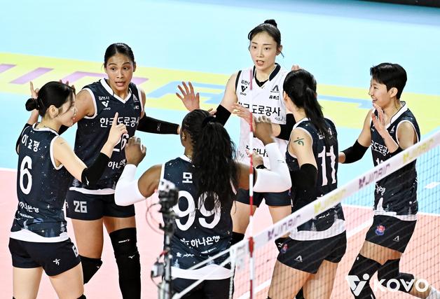 ‘모마 27득점’ 도로공사, 페퍼 완파하고 선두 질주