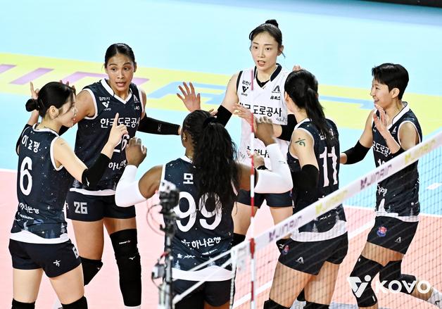 ‘모마 27득점’ 도로공사, 페퍼 완파하고 선두 질주