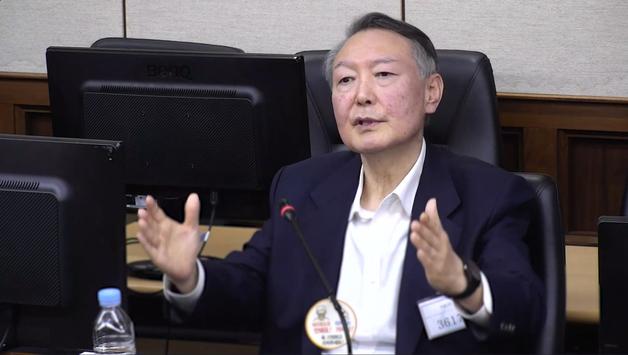 김건희특검 발표날 옅은 미소로 법정 선 尹…조지호 신문 중 웃음도