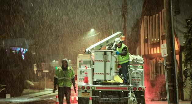 美 동부 '눈폭탄' 서부 '물폭탄'…항공기 1500편 결항