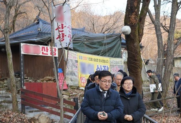 "무허가 건물 정비해야"…김성환 장관, 한파 속 북한산 시설 점검[르포]