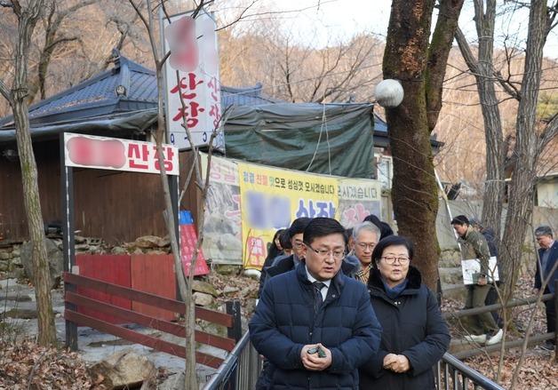 "무허가 건물 정비해야"…김성환 장관, 한파 속 북한산 시설 점검[르포]