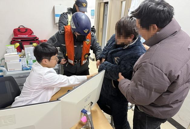 해경, 기상악화로 신안 피난 중이던 중국어선서 환자 긴급 이송