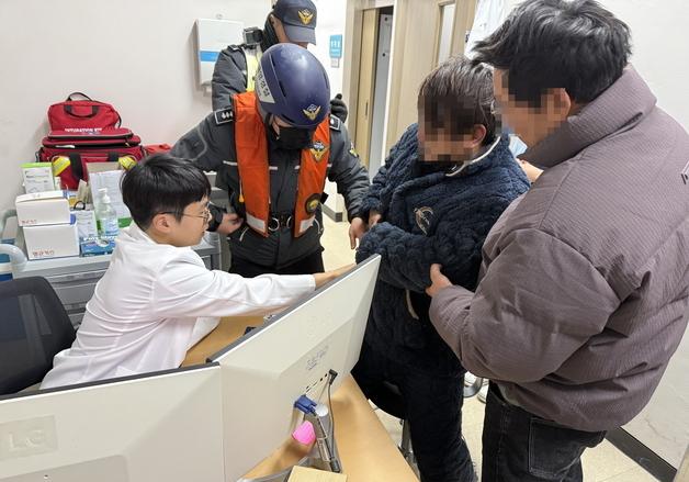 해경, 기상악화로 신안 피난 중이던 중국어선서 환자 긴급 이송