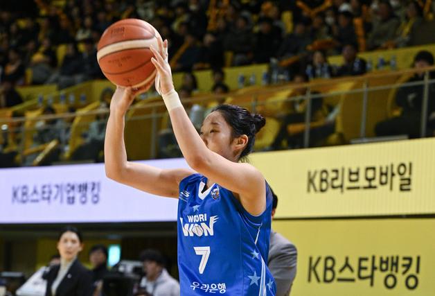 여자농구 우리은행, KB 꺾고 2연패 탈출…이민지 3점슛 9개 폭발