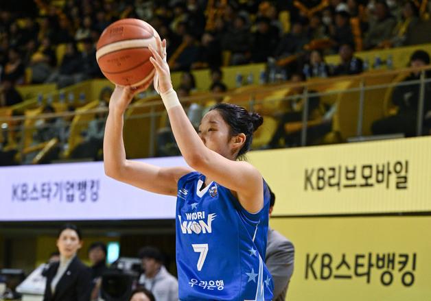 '이민지 3점슛 9개' 우리은행, KB 제압…BNK는 공동 2위 도약(종합)