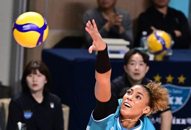 '실바 45점' GS칼텍스, 풀세트 끝 흥국생명 4연승 저지(종합)