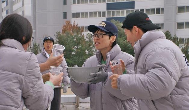 '런닝맨' 유재석, 랜덤 물쏟기 미션서 '장꾸' 발동…애걸복걸 분수쇼 