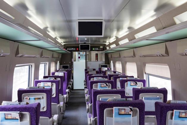 "KTX 입석 커플, 특실 승객에 '바꿔달라'…거절하자 '싸가지'" 