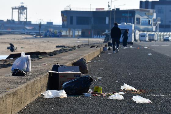 '서핑 명소' 포항 용한리해수욕장, 캠핑객 쓰레기로 몸살