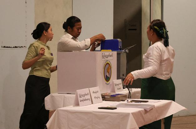 미얀마, 쿠데타 5년 만에 첫 총선 시작…"군부 권력 연장"