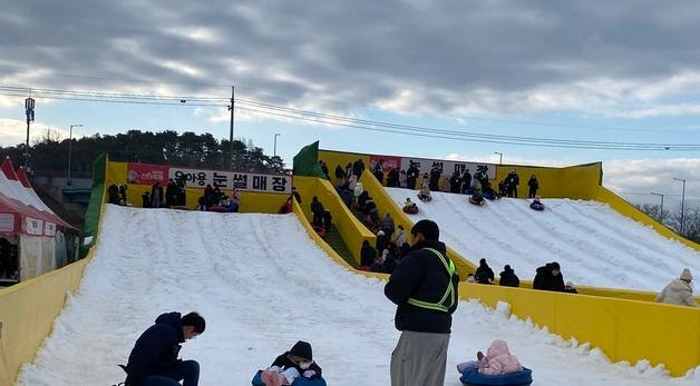 "눈썰매·빙어잡기 체험 한자리에…" 임실 산타축제 찾은 가족·연인들