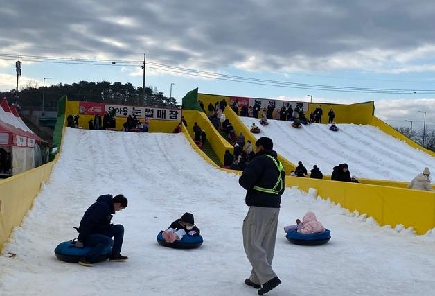 "눈썰매·빙어잡기 체험 한자리에…" 임실 산타축제 찾은 가족·연인들