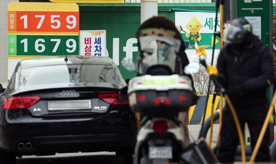 3주 연속으로 하락한 주유소 기름값