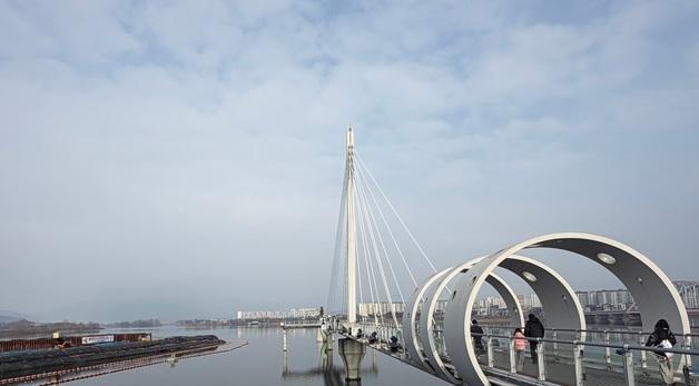 '올해 마지막 휴일' 강원 관광지마다 나들이객 북적