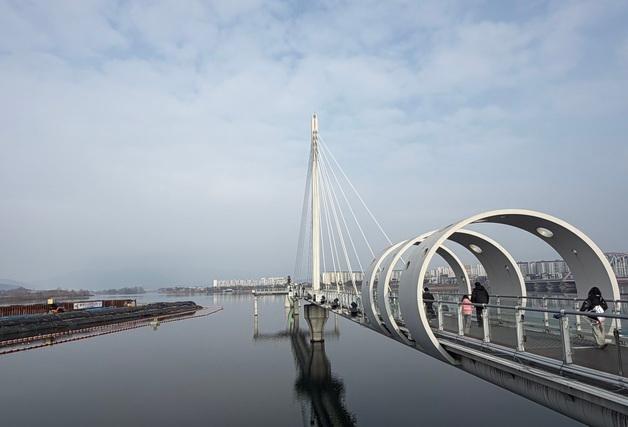 '올해 마지막 휴일' 강원 관광지마다 나들이객 북적