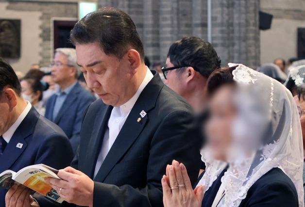  법카 유용 의혹 김병기 부인, 작년 불입건…경찰 "증거자료 없어"