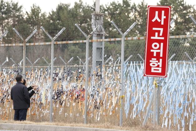 1주기 앞둔 여객기 참사 "그곳에선 평안하길"