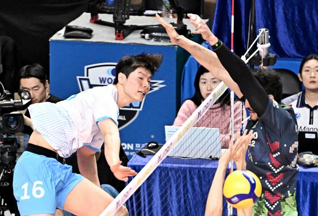 '주포' 정지석 빠져도 강한 대한항공, 우리카드 3-1 제압…선두 질주