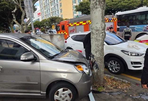 80대 몰던 차량 인도 돌진해 보행자 2명 덮쳐…"급발진" 주장