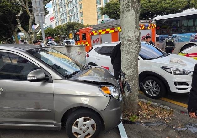 80대 몰던 차량 인도 돌진해 보행자 2명 덮쳐…"급발진" 주장