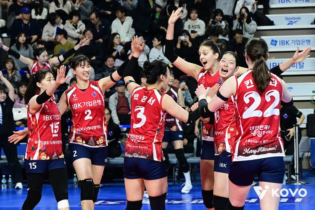 IBK, 정관장 꺾고 연패 탈출…대한항공 선두 질주(종합)