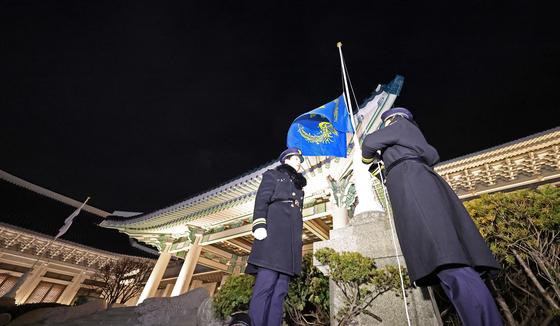 李대통령, 청와대 첫 출근…"만세" "화이팅" 시민들 환영