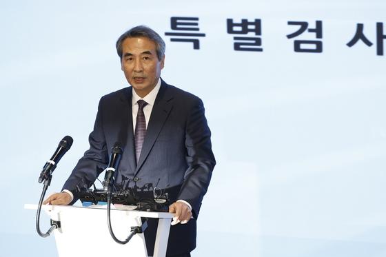  민중기 특검 "김건희, 영부인 신분 이용해 금품 수수·인사 개입"