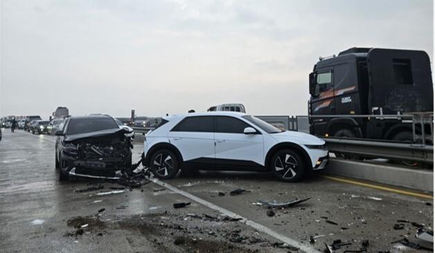 상주~문경 3번 국도 빙판길에 15중 추돌…20여명 경상(종합)