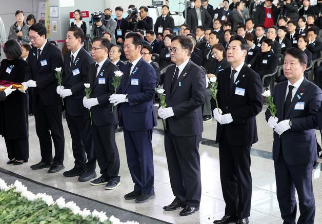 정치권 '제주항공 참사' 1주기 추모 물결…"진상규명" 한목소리