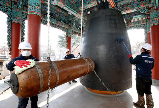 “발 시리고 어지러우면 즉시 이동"…연말 타종 행사, 이럴 땐 피해야