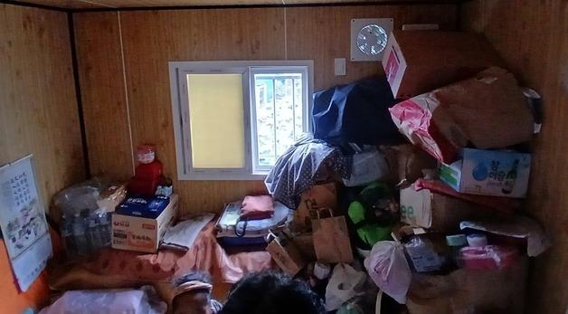 컨테이너서 자고 용천수로 씻고 편의점서 끼니…60대 여성의 3년