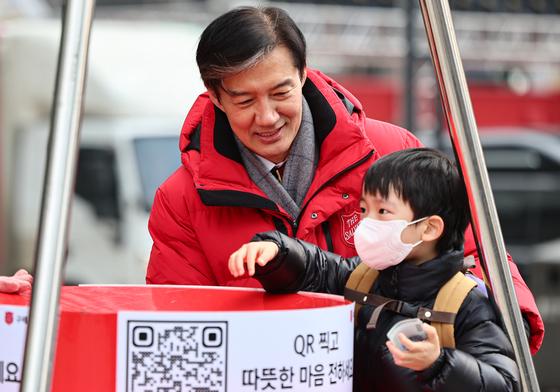 조국, 연말 맞아 구세군 자선냄비 봉사…"온기 회복에 앞장" (종합)