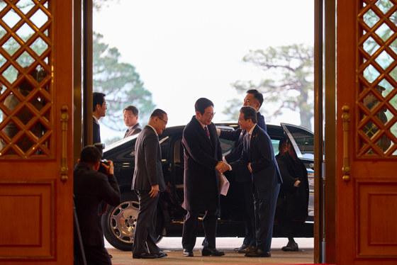 李대통령, 靑집무 첫날 춘추관 깜짝 방문…"다음엔 통닭 사들고 오겠다"(종합)