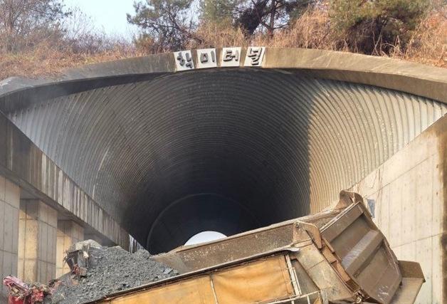 "타이어 터져" 시흥 학미터널서 덤프트럭 사고 60대 사망(종합)