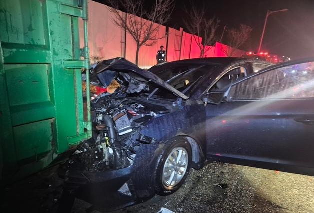 당진서 승용차 주행 중 쓰레기 적재함 들이받아 차량 화재