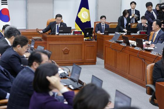 재석 60명 미만 필버 중지법, 운영위 통과…野 "다수당 폭거"