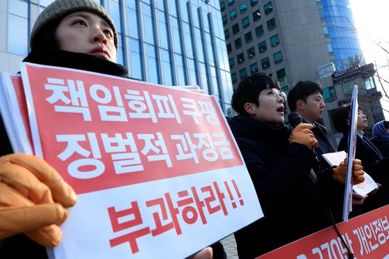 與 "쿠팡 김범석 자성·쇄신 없으면 장사치…도망 마라"