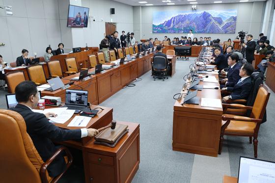 운영위, 정개특위 구성안 의결…비교섭단체 "몫 확대해야" 반발