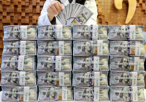 달러, 9일 연속 약세 끝내고 0.2% 반등…연준 금리 인하에 제한적 상승