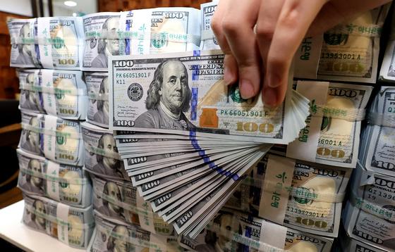 올해 외환시장 마지막 거래일…환율 3.7원 오른 1433.5원 출발