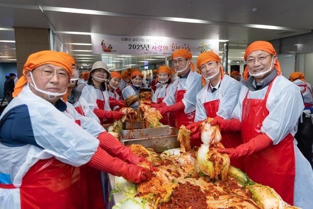 도로공사, 노사가 함께 '사랑의 김장 나눔 행사' 진행