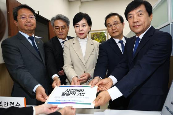 與, 추경호 영장 기각 날 '사법정상화 3법' 발의…"개혁 자초"