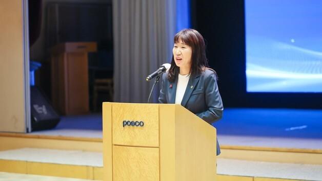 보훈부 차관, 독거유공자 가구 방문해 위문품 전달